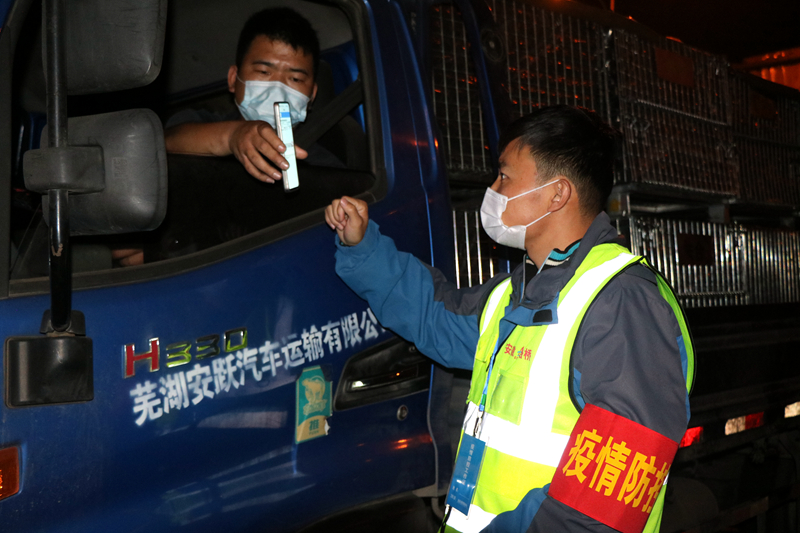 新一輪疫情發(fā)生后，安徽路橋迅速行動(dòng)，組織全體職工和勞務(wù)工人進(jìn)行全員核算檢測(cè)，筑牢疫情防控第一道防線。此外，還積極投身屬地疫情防控，踐行國(guó)企擔(dān)當(dāng)。