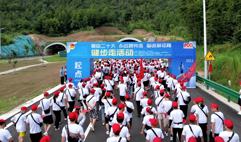 池州市團(tuán)委“喜迎二十大、奮進(jìn)新征程、永遠(yuǎn)跟黨走”健步走活動(dòng)在公司G318項(xiàng)目舉行6