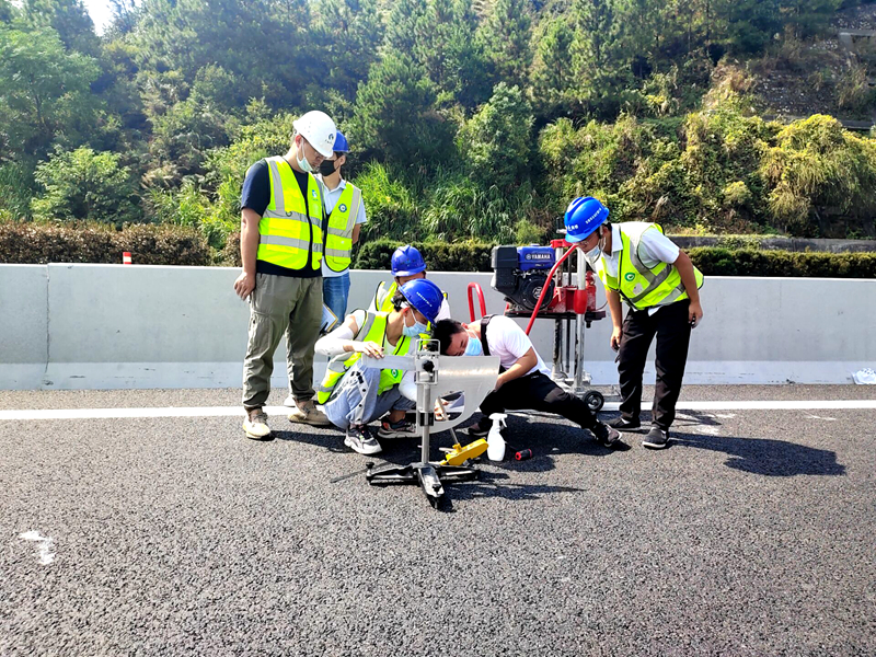 吉康改擴建C1標率先完成全線首段主線路基、路面分段交工驗收 (1)